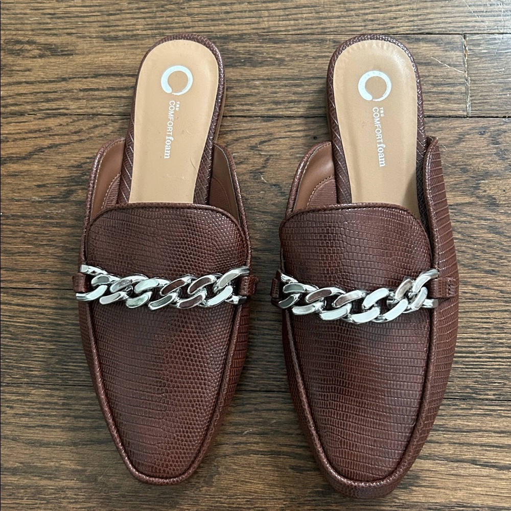 Comfortview Brown Loafers with Silver Chain